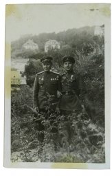 Photo of two victorious majors: a pilot and a tanker, in 1945.